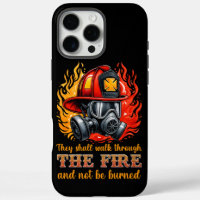 Casque de pompier au milieu des flammes