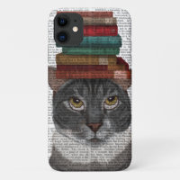 Chat gris avec des livres sur la tête