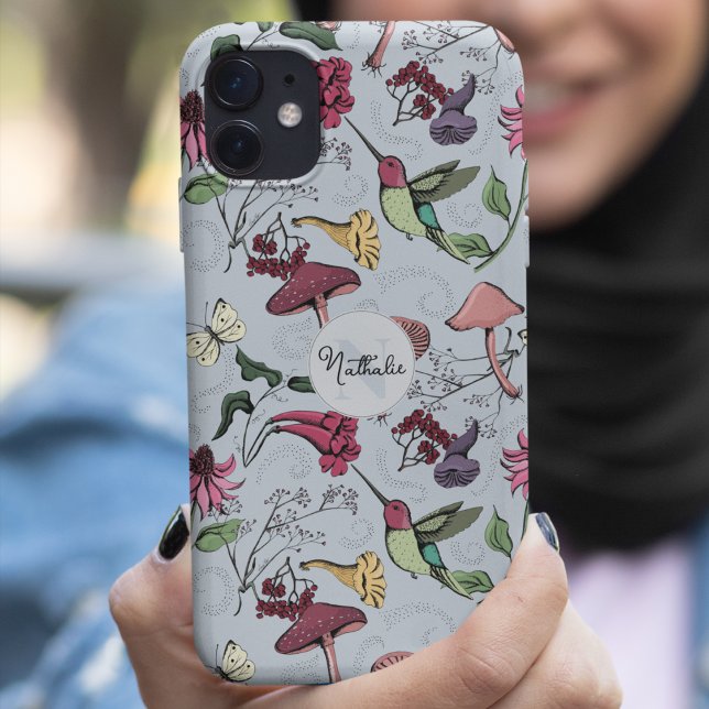 Coques Case-Mate iPhone Chic Bleu Hummingbird Garden Monogramme (Chic Light Blue Custom Monogram & Name Hand-Drawn Hummingbird, Flowers & Mushrooms Illustration)