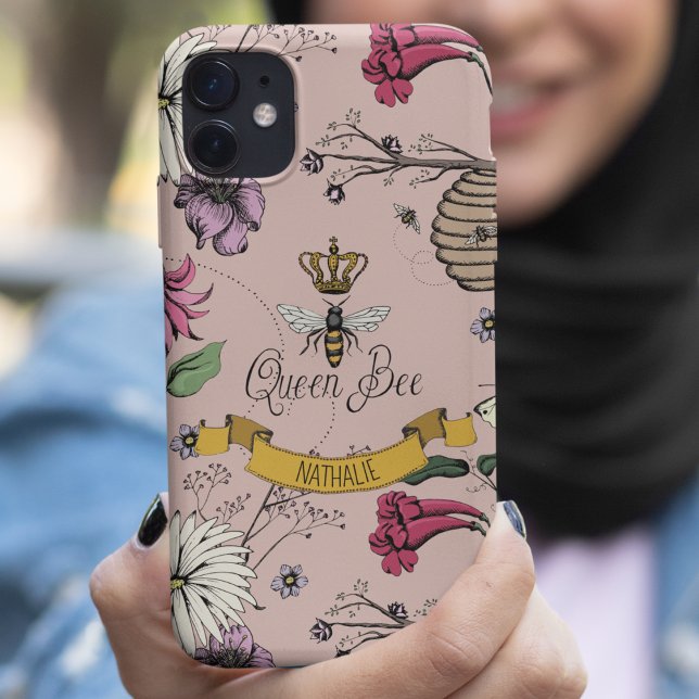 Coques Case-Mate iPhone Chic Rose Gold, Black & Gold Queen Bee & Crown (Chic Hand-Drawn Royal Queen Bee & Flowers Illustration in Blush Pink.
Personalized Name in Scroll.)