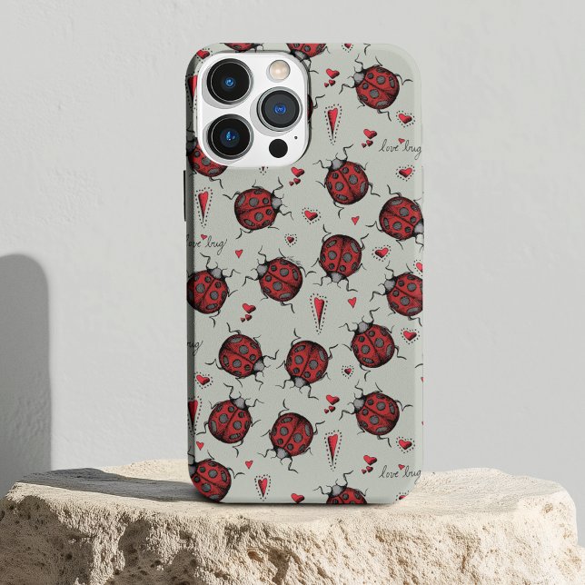 Coques Case-Mate iPhone Coeurs de Ladybugs verts et rouges Coeurs d'amour  (Cute Hand-Drawn Red Ladybugs, Red Hearts & Hand-Written "Love Bug" against a Sage Green Background.)