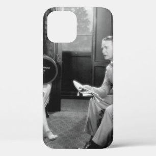 Case-Mate iPhone Case Couple assis ensemble dans un compartiment d'un tr