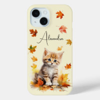 Cute Orange Tabby Kitten dans les feuilles d'autom