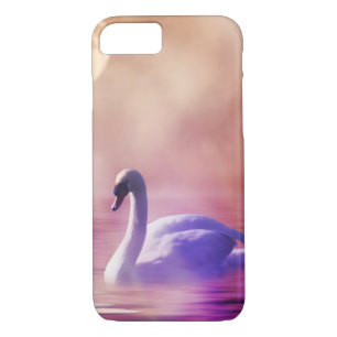 Coques Pour iPhone Cygne blanc flottant sur un lac brumeux