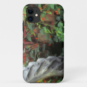 Coque iPhone 11 Des fleurs de printemps ornent un vieux tracteur.