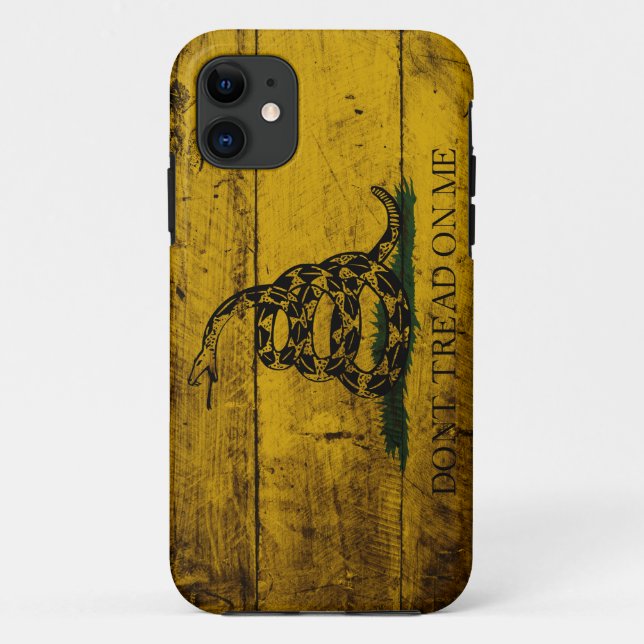 Coques Case-Mate iPhone Drapeau de Gadsden sur le vieux grain en bois (Dos)