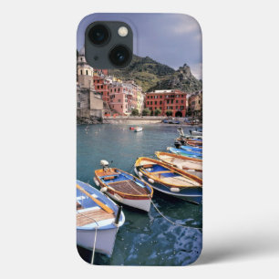 iPhone 13 Coque Europe, Italy, Vernazza. Brightly painted boats