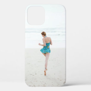 Case-Mate iPhone Case Femme marchant sur le rivage près de la plage