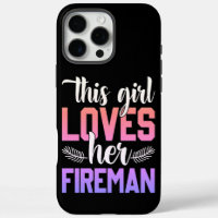 Fille montre de l'amour pour son partenaire pompie