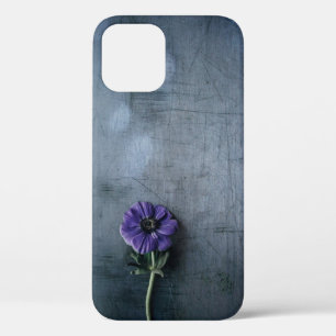 Case-Mate iPhone Case Fleur pétée violette sur la surface grise