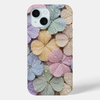 Coque Pour iPhone 15 Fleurs de Trèfle Pastel Baignées de Rosée Esthétiq