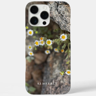 Coques iPhone 16 Pro Max Fleurs sauvages de marguerite dans les rochers coq