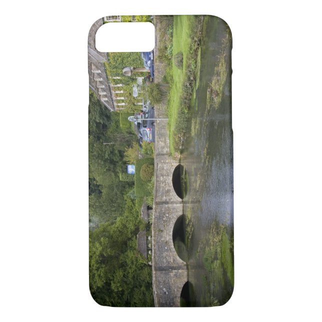 Coques Case-Mate iPhone Flux de truites dans le village de Bibury, (Dos)