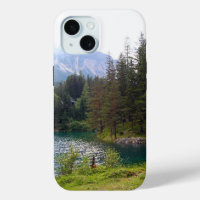Forêt alpine pittoresque et lac