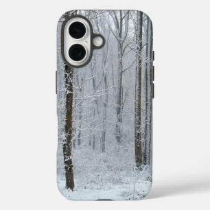 Coque Pour iPhone 16 Forêt d'arbres enneigés