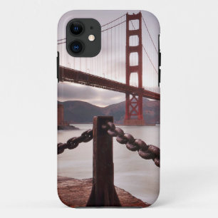 Coque iPhone 11 Golden gate bridge contre des montagnes