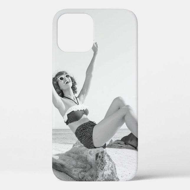 Coques Case-Mate iPhone Jeune femme attirante en bikini sur la plage (Verso)