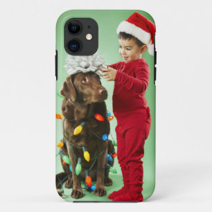 Coques Pour iPhone Jeune garçon enroulant des lumières de Noël aut