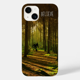 Coque Pour iPhone 14 Joueur de tennis de Bigfoot dans la forêt