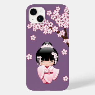 Coque Pour iPhone 14 Plus Kokeshi Doll en kimono rose sur fond violet