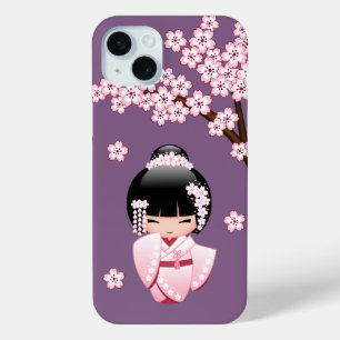 Coque iPhone 15 Mini Kokeshi Doll en kimono rose sur fond violet