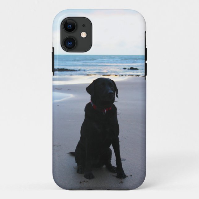 Coques Case-Mate iPhone Labrador noir sur une plage (Dos)