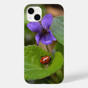 Coque Pour iPhone 14 Plus Ladybug sur les fleurs de violet doux