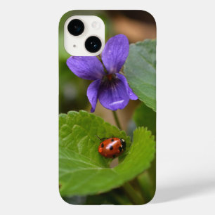 Coque Pour iPhone 14 Ladybug sur les fleurs de violet doux