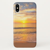 Le matin Sun au bord de la mer