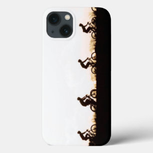 Etui iPhone 13 Les cavaliers de vélo de montagne font leur