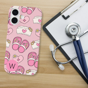 Coque Pour iPhone 16 Monogramme Cœurs, Chapeaux et Sabots d'Infirmière