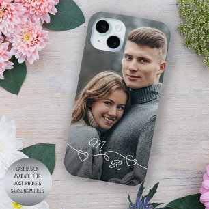 Coque iPhone 15 Mini Monogrammes Personnalisés et Cœurs d'Amour