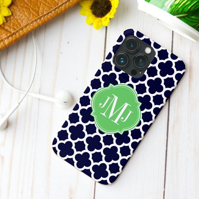 Coques Case-Mate iPhone Motif monogramme quatrefeuilles bleu marine et bla (Quatrefoil Navy Blue and White Monogram iPhone Case back view.)