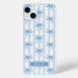 Coque iPhone 15 Mini Nœuds Coquette Bleus sur Monogramme à Rayures