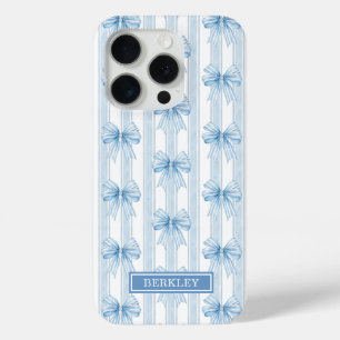 Coque iPhone 15 Pro Nœuds Coquette Bleus sur Monogramme à Rayures