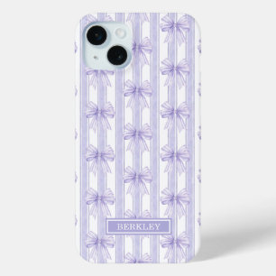 Coque iPhone 15 Mini Nœuds Coquette Violets sur Monogramme à Rayures