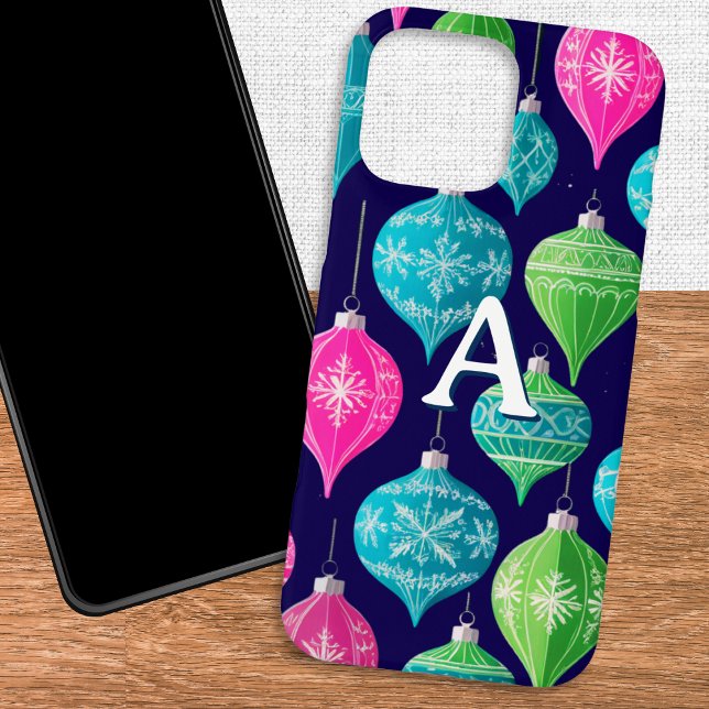 Coques Case-Mate iPhone Ornements de Noël colorés Monogramme (A phone case with modern and colorful Christmas ornaments pattern, personalized with a monogram)