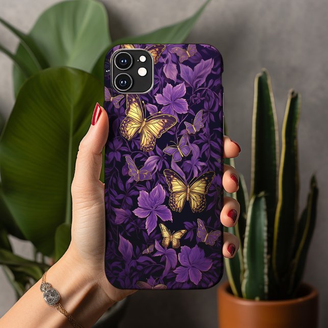 Coques Case-Mate iPhone Papillons d'or sur les fleurs violettes (Créateur téléchargé)