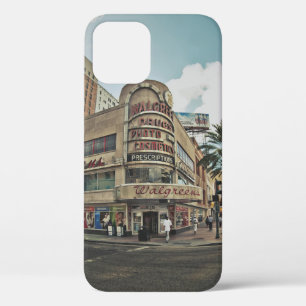 Case-Mate iPhone CASE PERSONNES MARCHANT PRÈS DES BÂTIMENTS PENDANT LA J