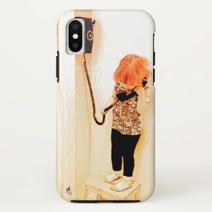 Coque iPhone X Petite fille parlant à un téléphone de mur, reg