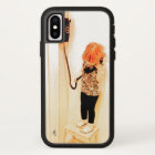 Petite fille parlant à un téléphone de mur, regard