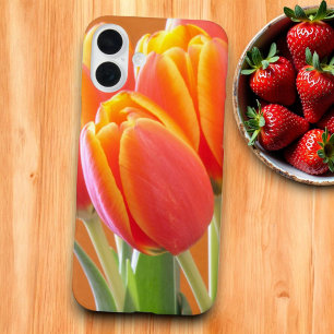 Coques iPhone 16 Plus Photographie de tulipe vibrante orange jaune à poi