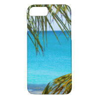 Plage tropicale encadrée de palmiers