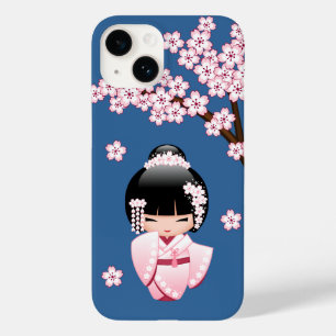 Coque Pour iPhone 14 Poupée Kokeshi Kawaii Kimono Rose sur Fond Bleu