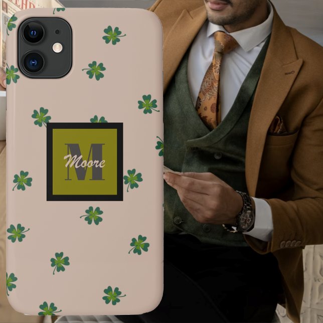Coques Case-Mate iPhone Quatre trèfles de feuilles éparpillés sur un brun  (Four Leaf Clovers scattered on pastel brown Case-Mate iPhone Case by Leapfroglisics Shop)