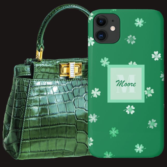 Coques Case-Mate iPhone Quatre trèfles de feuilles éparpillés sur un vert  (Four Leaf Clovers scattered on a dark green Case-Mate iPhone Case by Leapfroglisics Shop)