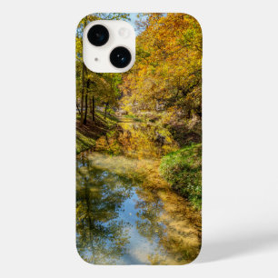 Coque Pour iPhone 14 Réflexions d'automne du ruisseau Verticale