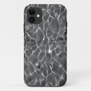 Coque iPhone 11 Réflexions de la lumière sur l'eau : Noir et bla