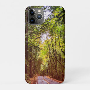 Case-Mate iPhone Case Route humide à travers les arbres verts à l'automn