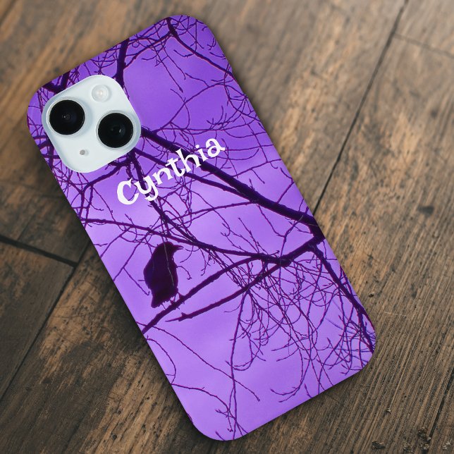 Coques Case-Mate iPhone Silhouette de Corneille Noire Éffrayant Arbres Noi (Sillhouette of black crow in spooky black trees purple sky on iPhone case.)